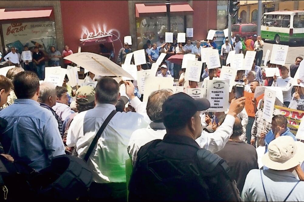 Decenas de taxistas se manifestaron ayer en las escalinatas de la Asamblea y advirtieron que no permitirán la instalación de taxímetros digitales con GPS. Foto: DIANA VILLAVICENCIO. EL UNIVERSAL 