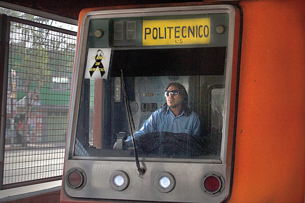 Empleados del Metro colocaron moños negros y carteles en las cabinas de los trenes con la leyenda "47 años de servicio con un moño negro", con lo que manifiestan que están de luto debido al mal estado de las unidades