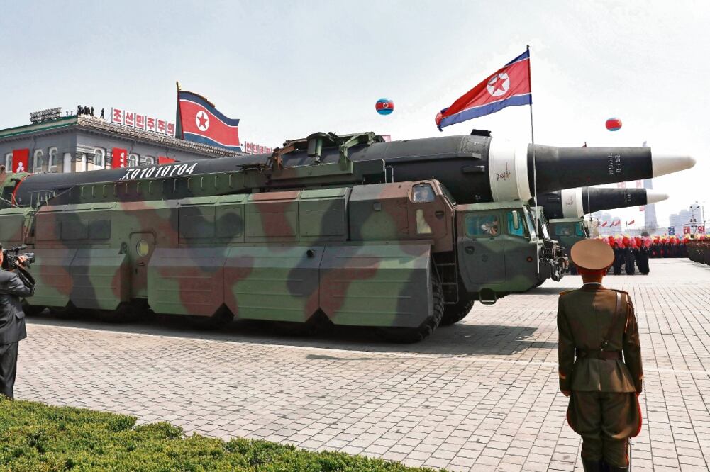 En el desfile militar del “Día del Sol” realizado ayer, el gobierno de Pyongyang mostró camiones militares cargando el misil intercontinental KN-08, que se cree tiene la capacidad para alcanzar el territorio de Estados Unidos (HOW HWEE YOUNG. EFE)