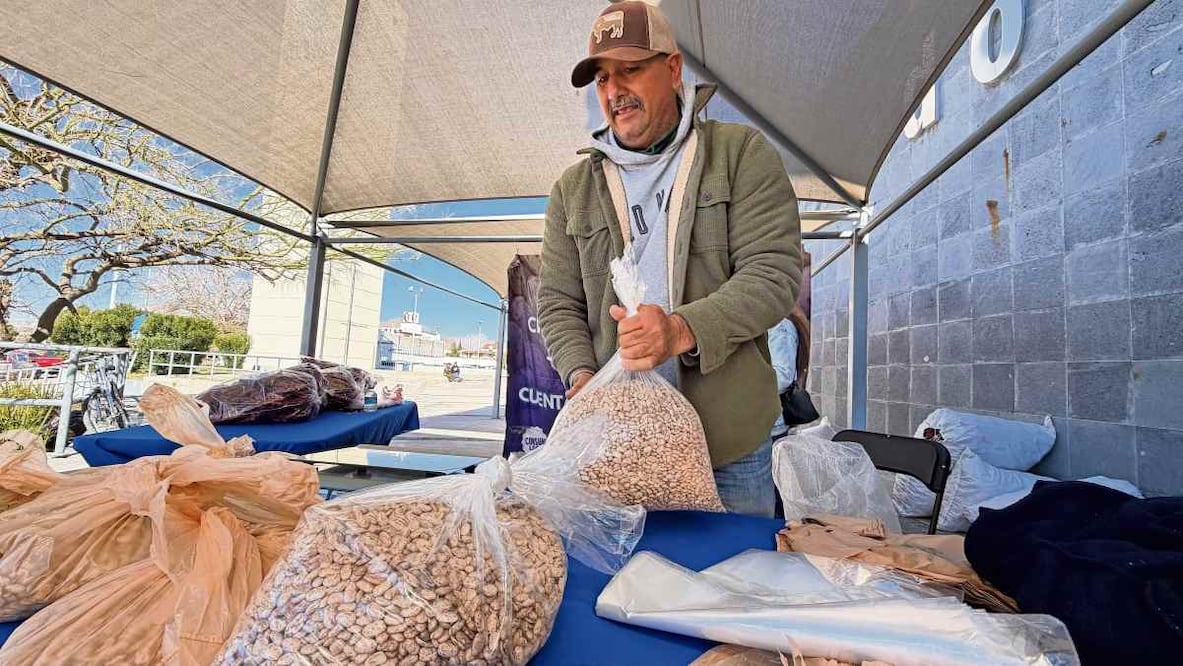 Leobardo Ortiz tuvo que viajar desde su natal Bachíniva para llegar a Juárez y poder vender una parte de las más de 15 toneladas de frijol que tiene acumuladas. Foto: Paola Gamboa / EL UNIVERSAL