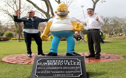 Colocan estatua de Homero Simpson para homenajear a actor en Veracruz