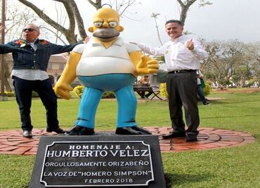 Colocan estatua de Homero Simpson para homenajear a actor en Veracruz