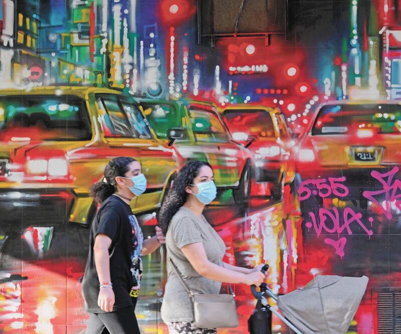 Estadounidenses pasan enfrente de un mural en Nueva York. Estados Unidosha registrado casi 1.7 millones de casos de coronavirus. ANGELA WEISS. AFP 