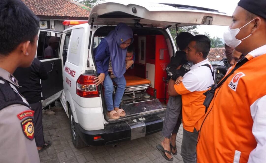 Personal sanitario recibe a niños que enfermaron por intoxicación alimentaria a su llegada en ambulancia al Hospital Cililin en Bandung Occidental, Indonesia, el jueves 25 de septiembre de 2025. Foto: AP