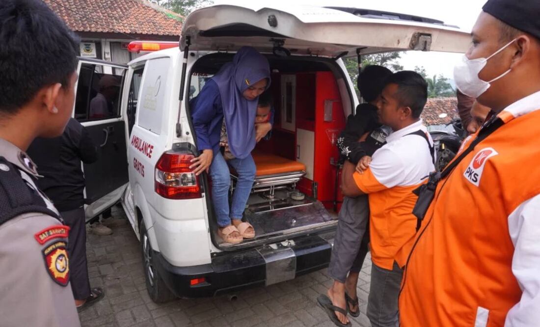 Personal sanitario recibe a niños que enfermaron por intoxicación alimentaria a su llegada en ambulancia al Hospital Cililin en Bandung Occidental, Indonesia, el jueves 25 de septiembre de 2025. Foto: AP