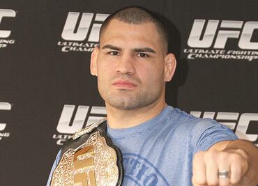 Caín Velásquez, con un pie fuera de la WWE