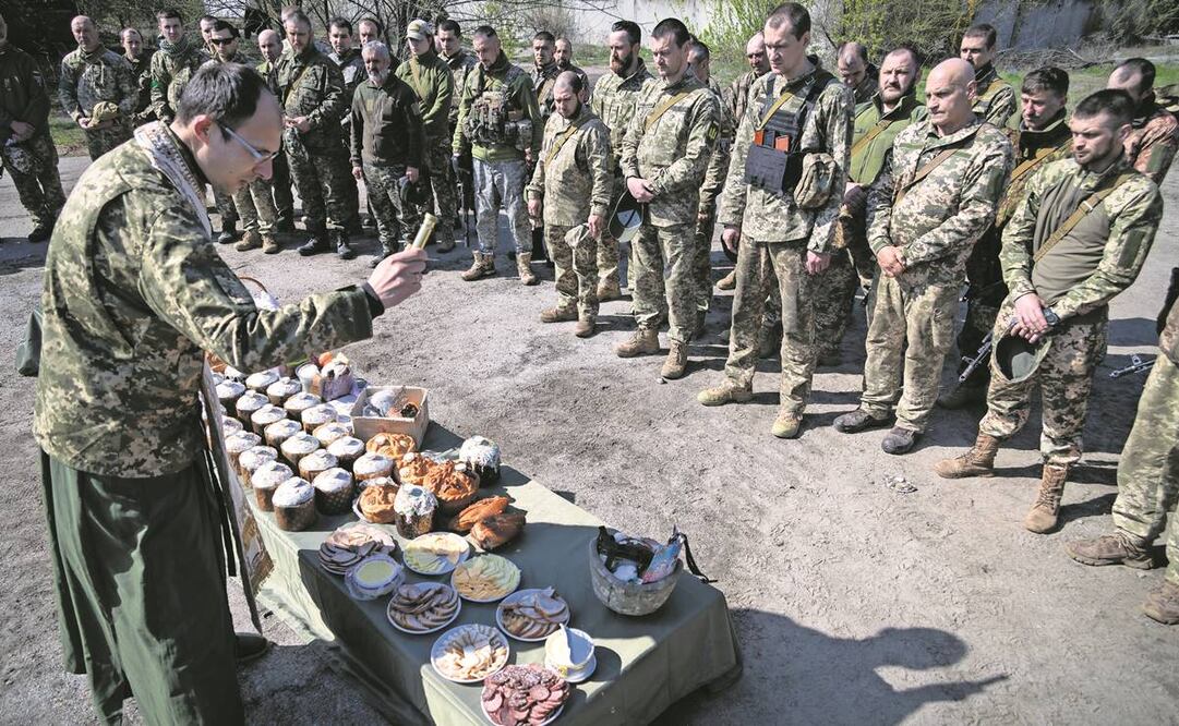 Un sacerdote militar ortodoxo bendice la comida tradicional durante la celebración de Pascua del ejército ucraniano cerca de Zaporizhia. Foto: Andriy Dubchak/AP