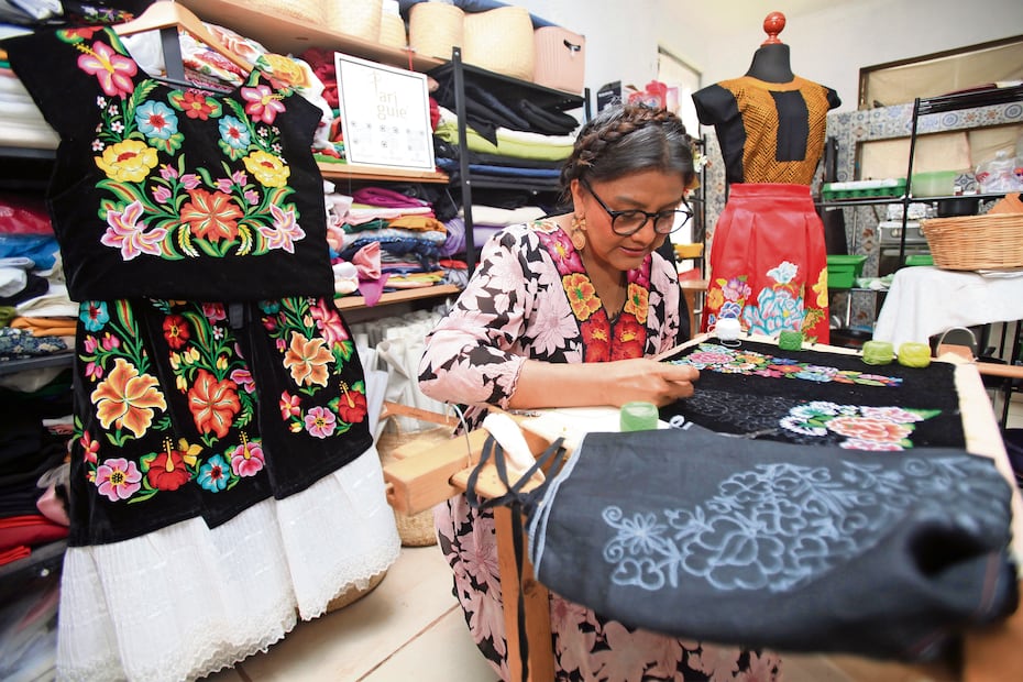 Claudia Vásquez Aquino fue la encargada de bordar el vestido que uso la presidenta Claudia Sheinbaum en su toma de protesta. Foto: de Edwin Hernández