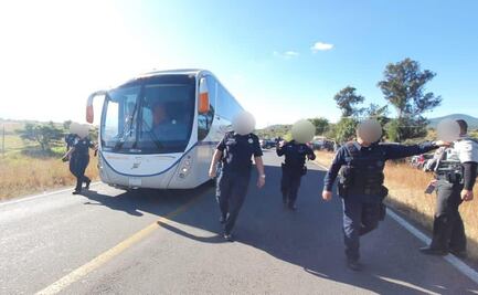 Normalistas vandalizan caseta de cuota y golpean a empleados en Michoacán; hay 66 detenidos