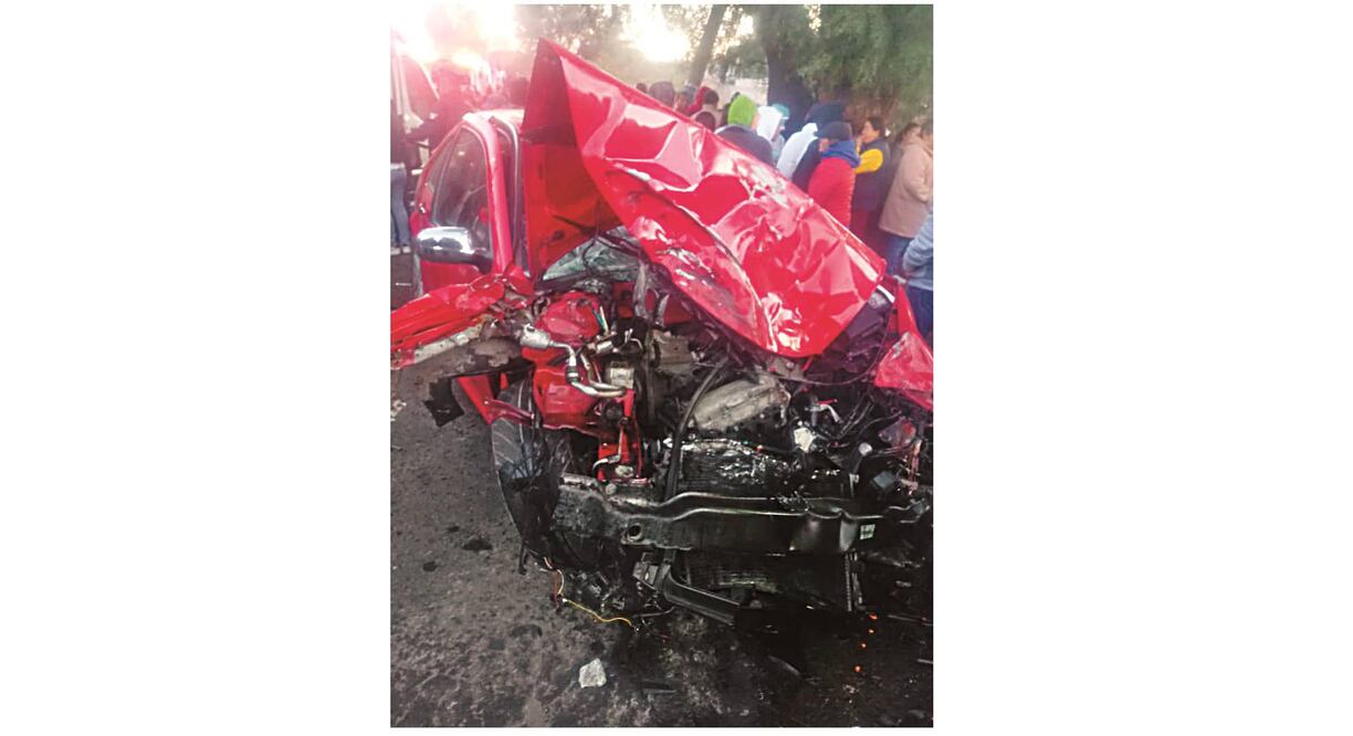 Los autos embestidos por el microbús ya fueron declarados pérdida total. Foto: Especial