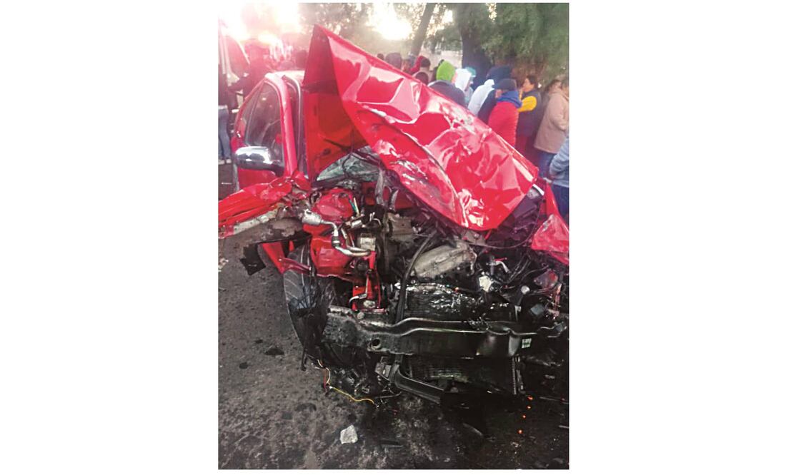 Los autos embestidos por el microbús ya fueron declarados pérdida total. Foto: Especial