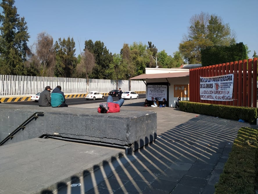 Estudiantes protestan en San Lázaro por Ley de Educación Superior