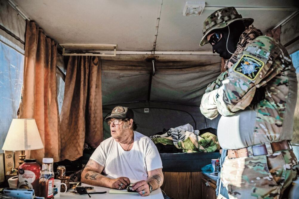 El líder de una milicia civil dedicada a arrestar a migrantes indocumentados que cruzan para EU, Larry Hopkins (69 años), fue arrestado por portar armas. / PAUL RATJE. AFP