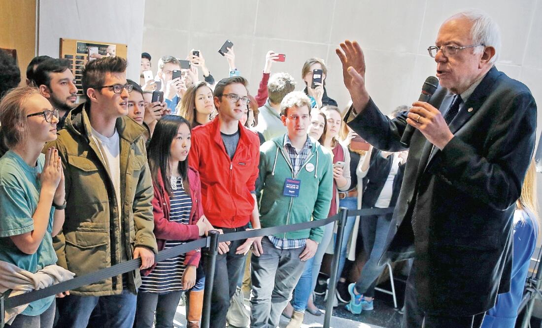 El aspirante presidencial demócrata Bernie Sanders conversa con simpatizantes durante un evento de campaña en Columbia, Carolina del Sur. El 27 de febrero hay primarias en el estado, donde Hillary Clinton es favorita (JIM YOUNG. REUTERS)