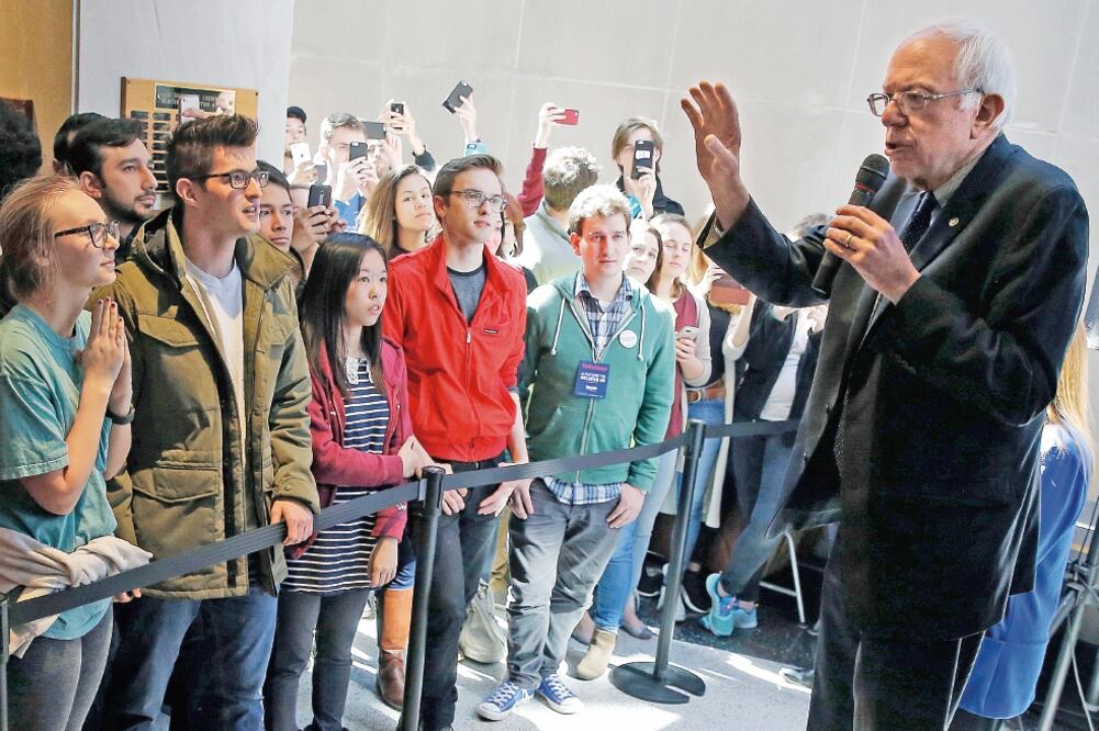 El aspirante presidencial demócrata Bernie Sanders conversa con simpatizantes durante un evento de campaña en Columbia, Carolina del Sur. El 27 de febrero hay primarias en el estado, donde Hillary Clinton es favorita (JIM YOUNG. REUTERS)