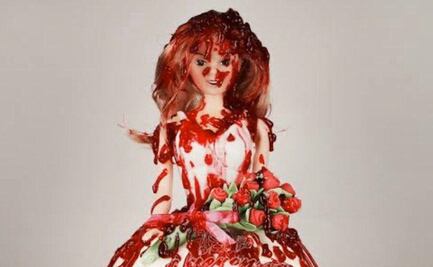 Funcionario capitalino desea feliz cumpleaños con muñeca ensangrentada; lo critican