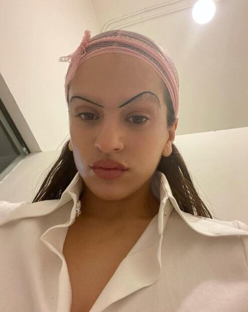 ¿Rosalía confirma el regreso de las cejas ultrafinas?
