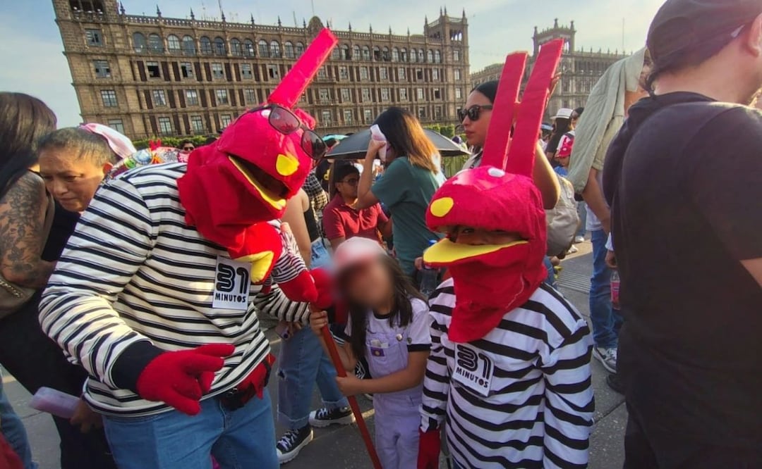 Cientos de aficionados, tanto niños como adultos, se dieron cita en el Zócalo capitalino, a la espera de la presentación de 31 Minutos. | Foto: Arantxa Meave.