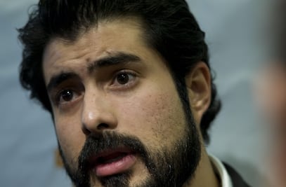 José Ángel Bichir es dado de alta, luego de tres días de hospitalización: lo asiste su padre, Odiseo 