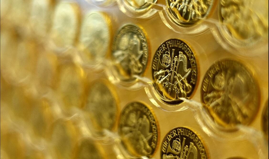 El árbol está compuesto por 2 mil 024 monedas de oro pegadas a mano a una pirámide de material acrílico. Foto: EFE