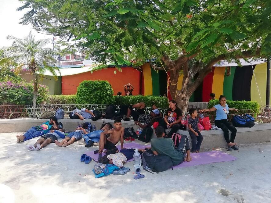 Los migrantes descansaron en el parque central de Santo Domingo Tehuantepec Foto: Especial