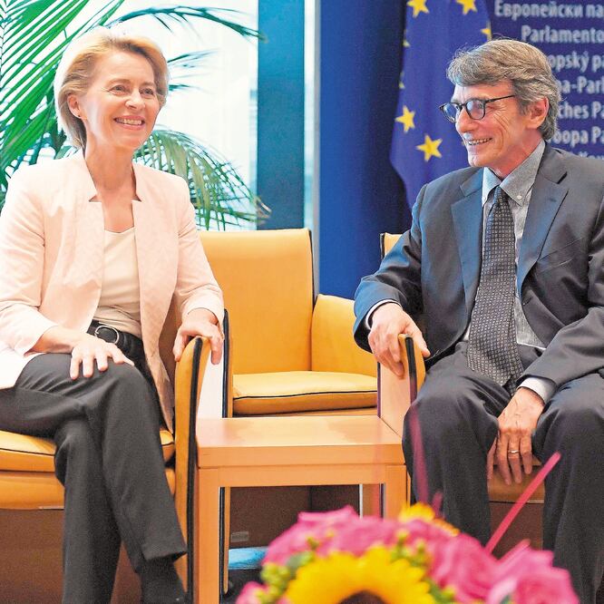 Ursula von der Leyen, candidata a presidir el próximo Ejecutivo comunitario, con David Sassoli, presidente de la Eurocámara, ayer. FREDERICK FLORIN. AFP