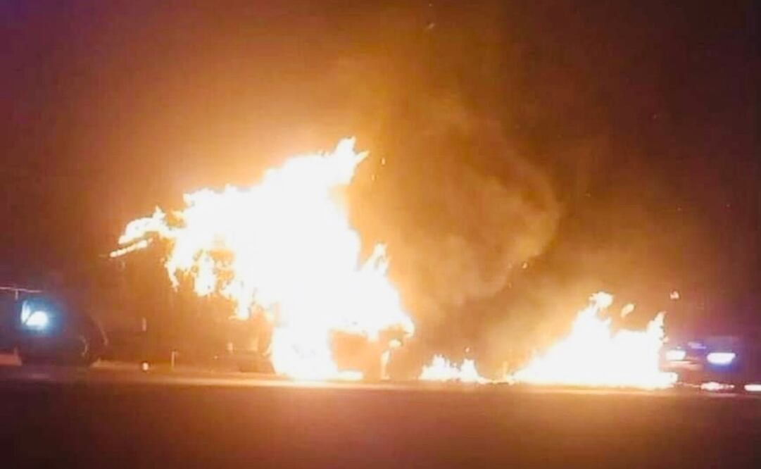 Por la madrugada de este martes 23 de abril, en la misma carretera, una pipa cargada de material flamable fue atacada por hombres armados y le prendieron fuego. Foto: especial