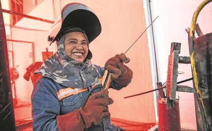 “Gracias a todo su machismo me aferré”: Karla Fernanda trabaja desde hace 5 años como soldadora