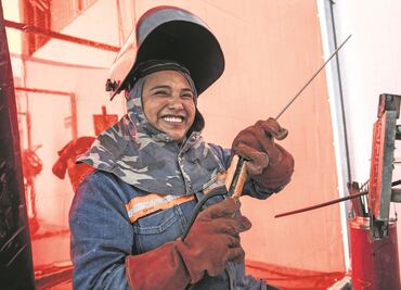 “Gracias a todo su machismo me aferré”: Karla Fernanda trabaja desde hace 5 años como soldadora