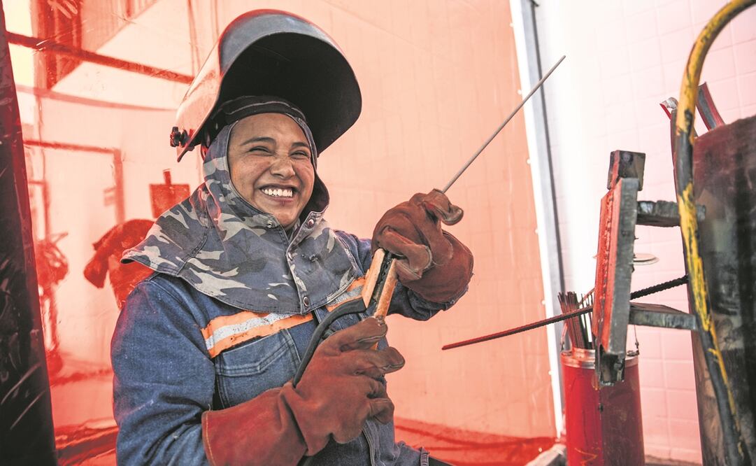 Karla es la mayor de cuatro hermanos y diariamente se levanta a las 5:00 horas para ir al trabajo. Se hace dos horas de camino desde la GAM hasta la zona de construcción del Trolebús Elevado. Foto: Germán Espinoza/EL UNIVERSAL 