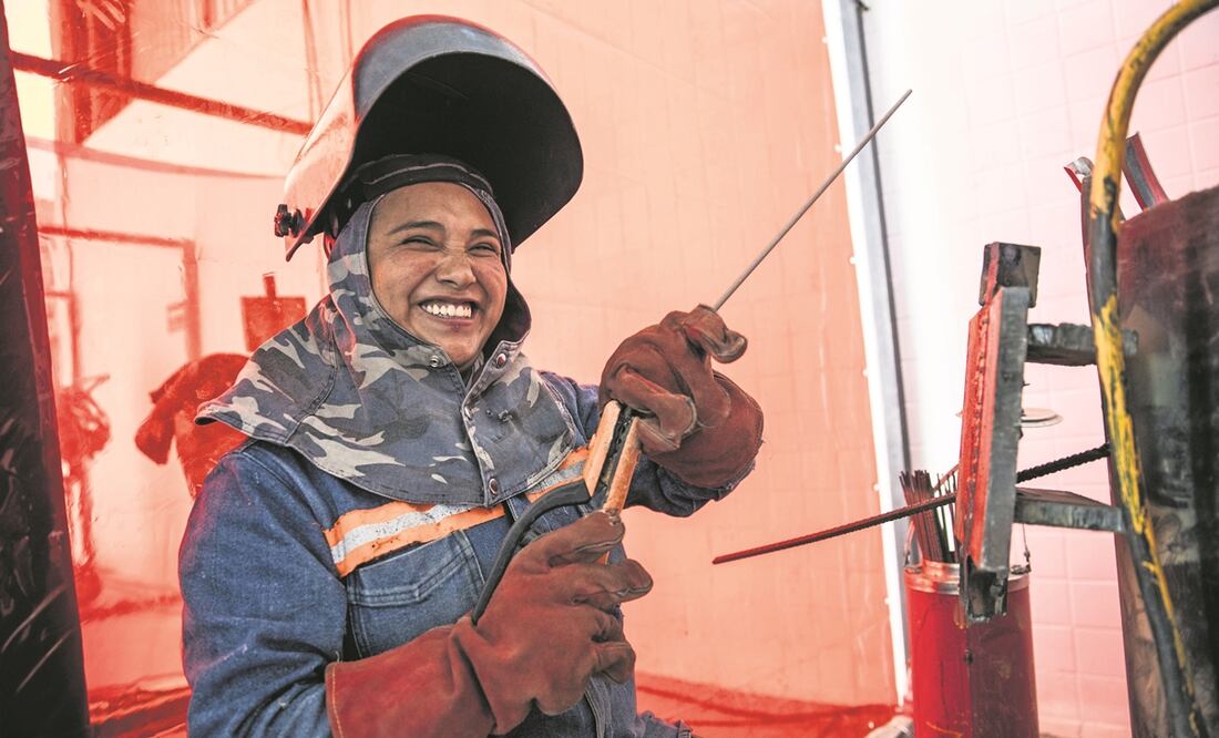 Karla es la mayor de cuatro hermanos y diariamente se levanta a las 5:00 horas para ir al trabajo. Se hace dos horas de camino desde la GAM hasta la zona de construcción del Trolebús Elevado. Foto: Germán Espinoza/EL UNIVERSAL