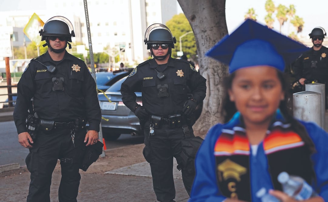 Las autoridades estadounidenses aprovechan las ceremonias de graduación escolares para detener a inmigrantes sin documentos, dado que en esos actos suelen reunirse familias enteras, a las que arrestan en ese momento. Foto: de Patrick T. Fallon. AFP