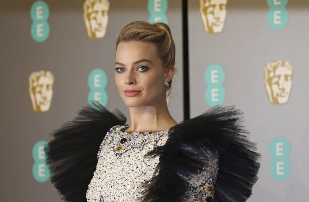 La actriz Margot Robbie posa en  BAFTA awards en Londres. Foto: AP/ Vianney Le Caer