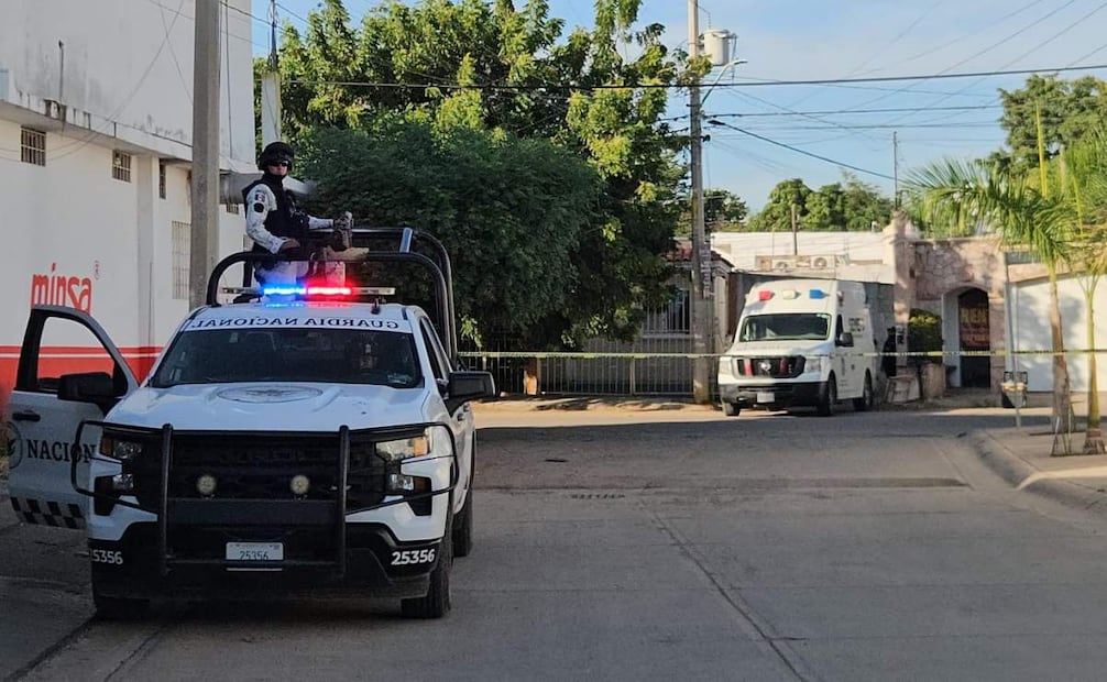 Localizan el cuerpo de una persona decapitada en una hielera sellada en Culiacán; la cabeza fue abandonada varios metros adelante.
Foto: Especial.
