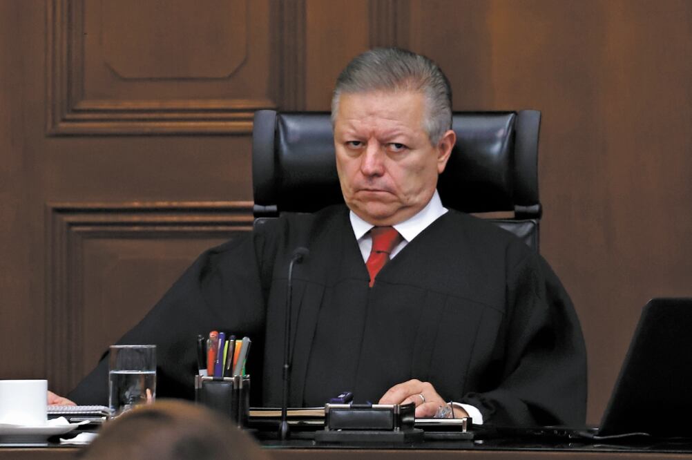 Atenta invitación. Arturo Zaldívar llamó a los ministros a que, aunque el pleno de la SCJN esté incompleto, se trate de dar certeza al orden jurídico nacional. Foto/ARCHIVO EL UNIVERSAL