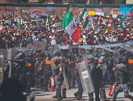 Protestan entre sombreros, Generación Z y petardos