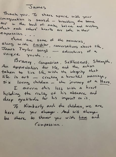 Katie Holmes se despide de James Van Der Beek con una carta.