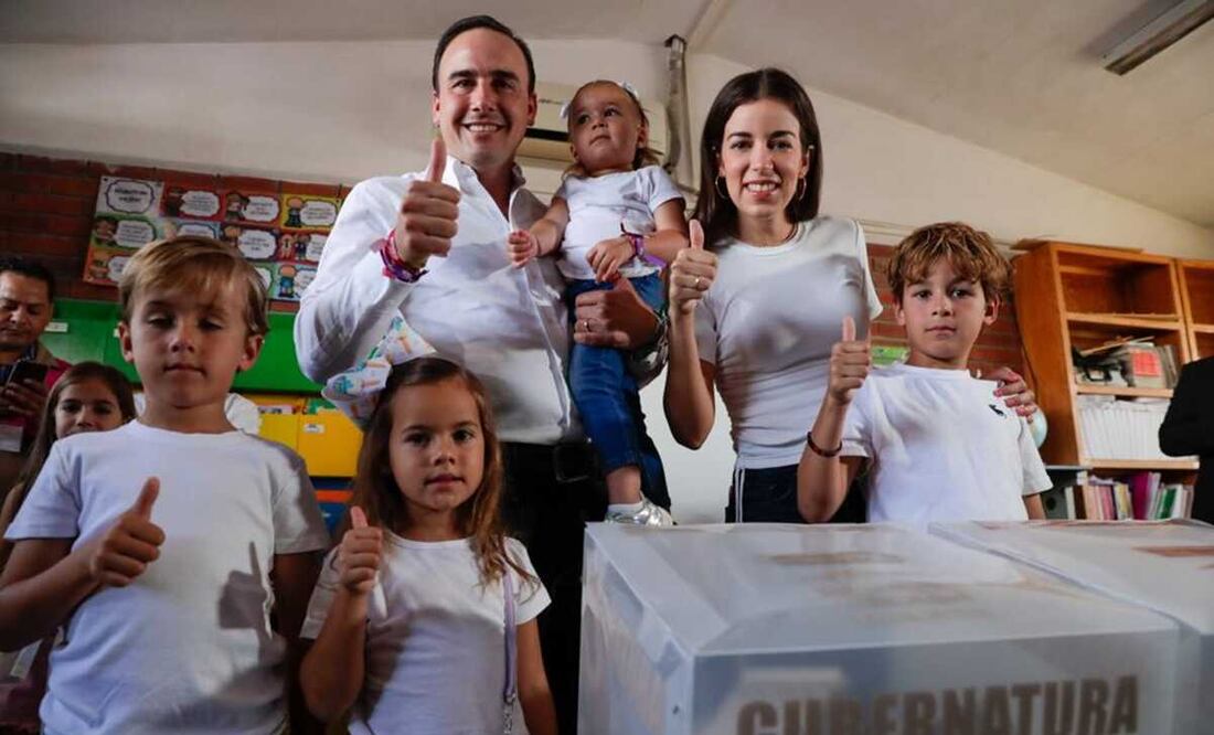 Acompañado por su familia, el candidato de la coalición PRI-PAN-PRD a la gubernatura de Coahuila, Manolo Jiménez, acudió este domingo a votar.