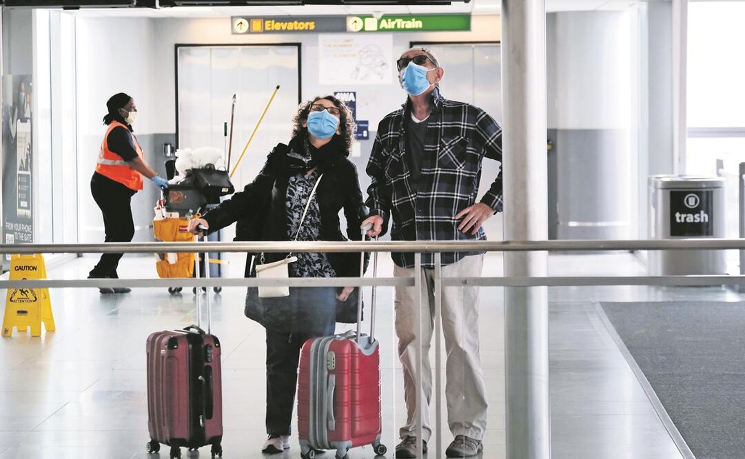 Pasajeros dentro del Aeropuerto Internacional John F. Kennedy, en Nueva York, en abril pasado. Foto: Spencer Playy/ AFP.