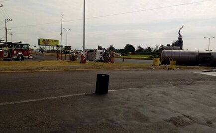 Vuelca pipa con gasolina en Jalisco; atienden derrame