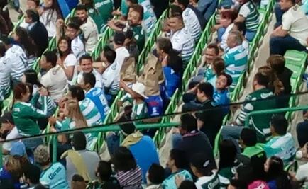 Aficionados de Cruz Azul usan bolsas en la cabeza tras humillación ante Santos