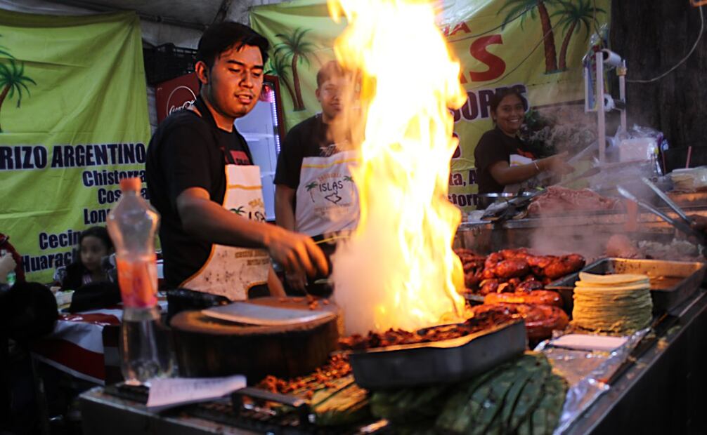 Desde los tradicionales al pastor, hasta los de chorizo argentino, tu panza elige que degustar, y que mejor que en taquería Islas. (29/10/2024). Foto: Alejandra Ortiz / EL UNIVERSAL