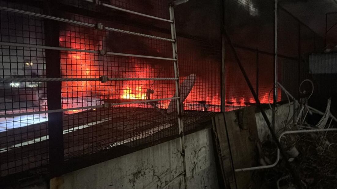 Se reporta incendio en un inmueble cercano al mercado de Jamaica. Foto: Especial.