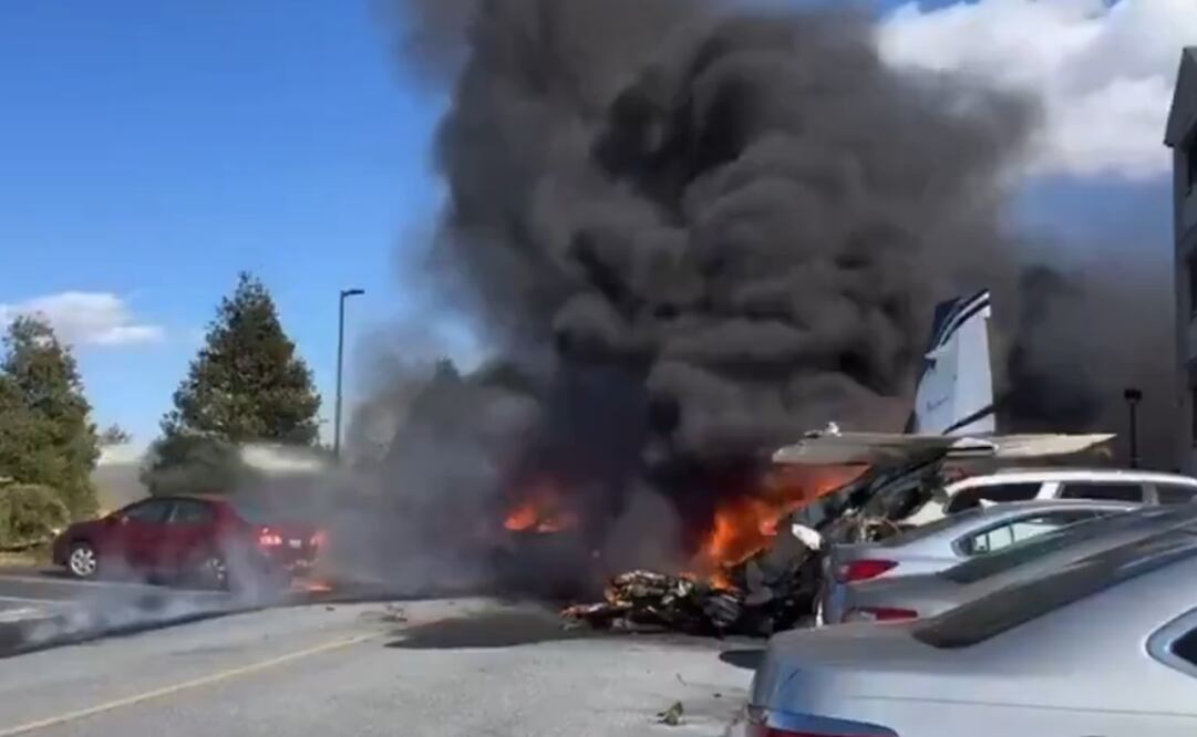 Avioneta se estrella en estacionamiento de comunidad de jubilados en Pennsylvania (09/03/2025). Foto: Captura de pantalla