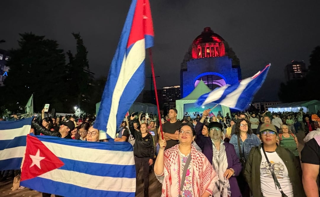 Conmemoración del 65 aniversario de la Victoria de Playa Girón en el Monumento a la Revolución iluminado con los colores de la bandera cubana. Foto: Embajada de Cuba