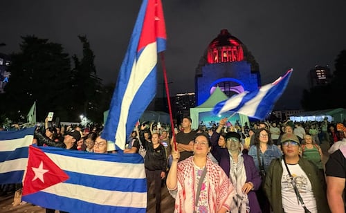 Cubanos en CDMX se congregan contra la "política intervencionista" de EU; "no seremos testigos de la rendición", dice embajador