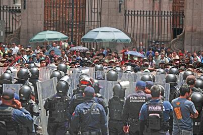 Normalistas amagan con quemar más vehículos