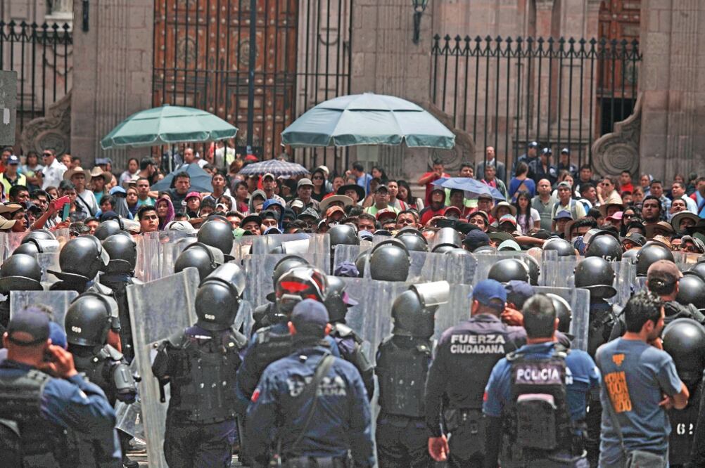 Estudiantes, maestros disidentes e indígenas marcharon ayer en Morelia; aunque fueron recibidos en la Secretaría de Gobierno no llegaron a acuerdos (ARMANDO SOLÍS. EL UNIVERSAL)