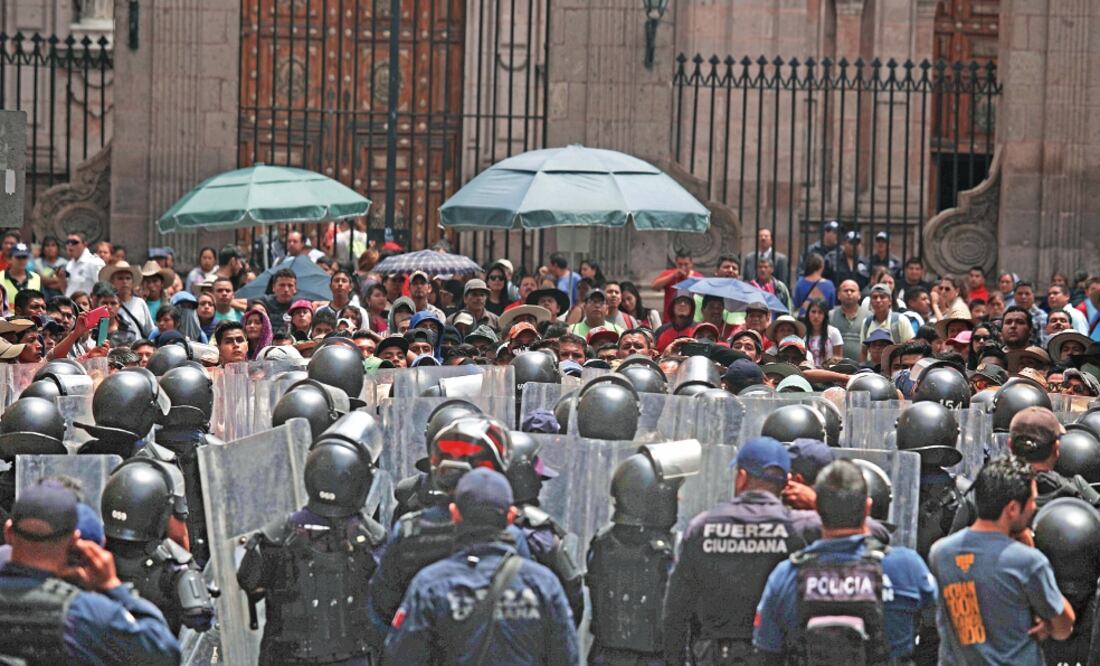 Estudiantes, maestros disidentes e indígenas marcharon ayer en Morelia; aunque fueron recibidos en la Secretaría de Gobierno no llegaron a acuerdos (ARMANDO SOLÍS. EL UNIVERSAL)