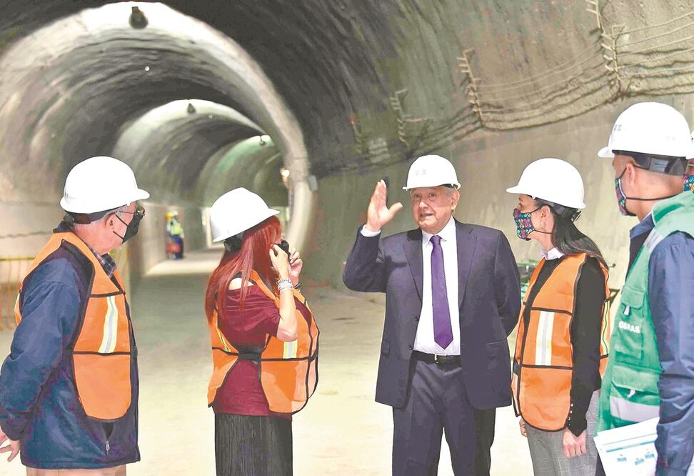 López Obrador; la jefa de Gobierno, Claudia Sheinbaum (der.), y la edil Layda Sensores (izq). Foto: CARLOS MEJÍA. EL UNIVERSAL